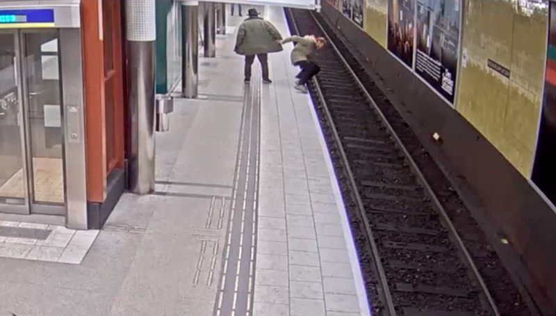 Försökte knuffa ner man på tågspåret – polisen vädjar om tips Försökte knuffa ner man på tågspåret – polisen vädjar om tips